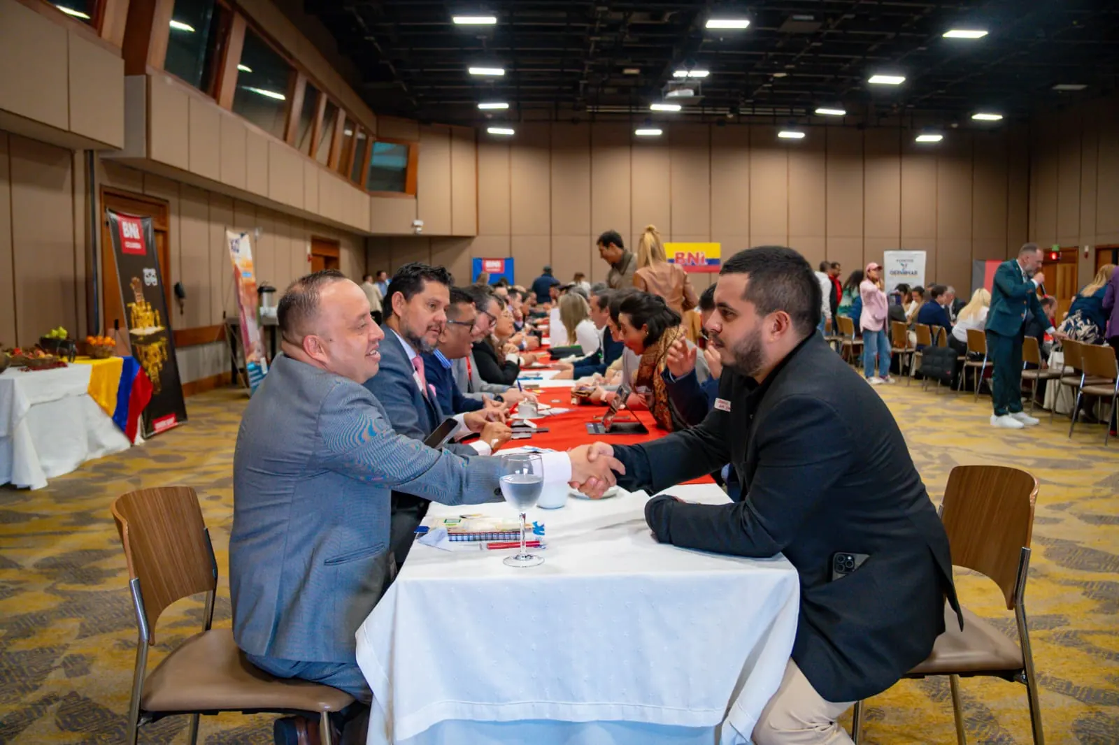 Conversación uno a uno durante una dinámica de networking empresarial