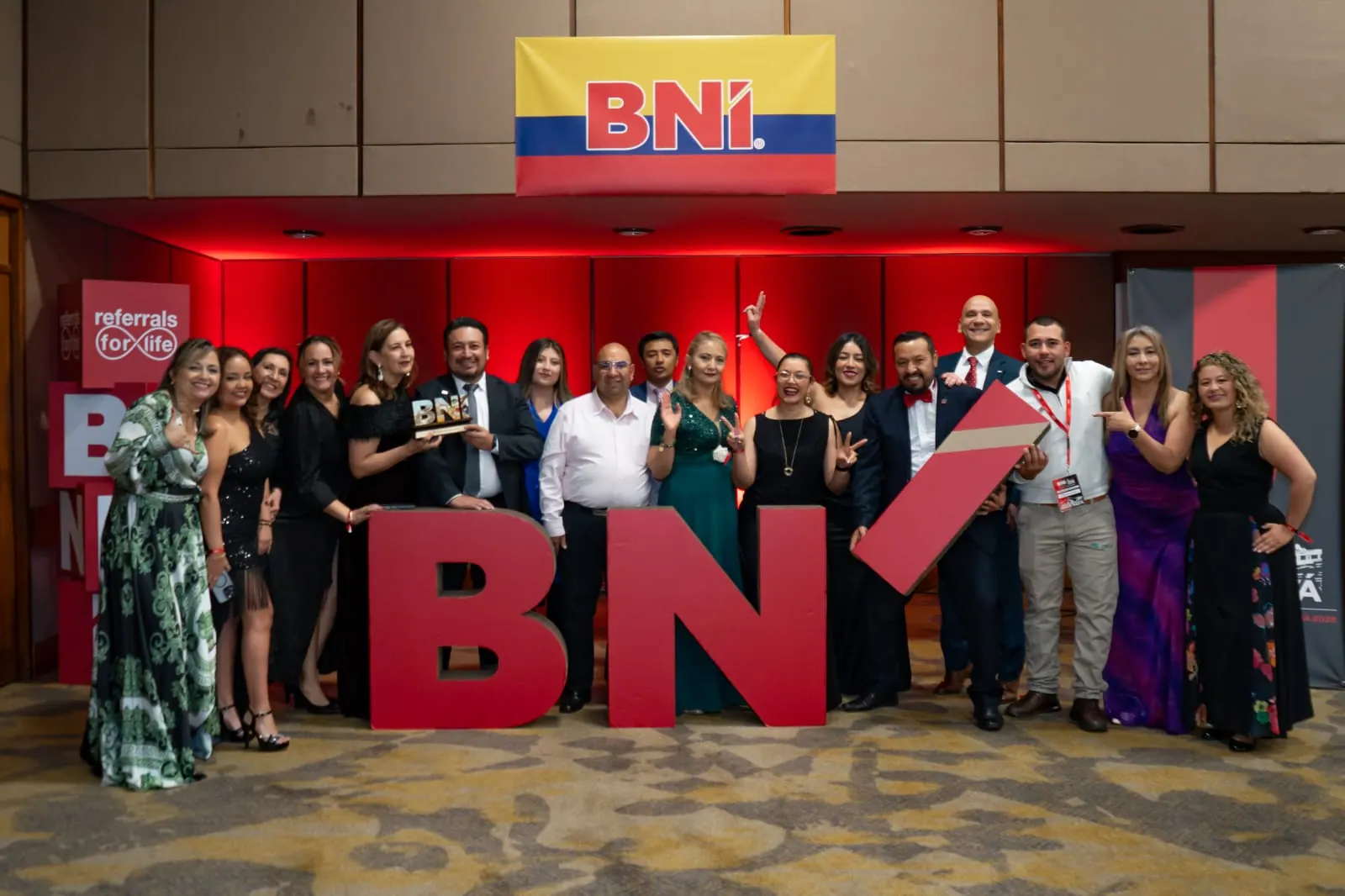 Participantes de la Convención reunidos frente a la identidad de BNI Colombia