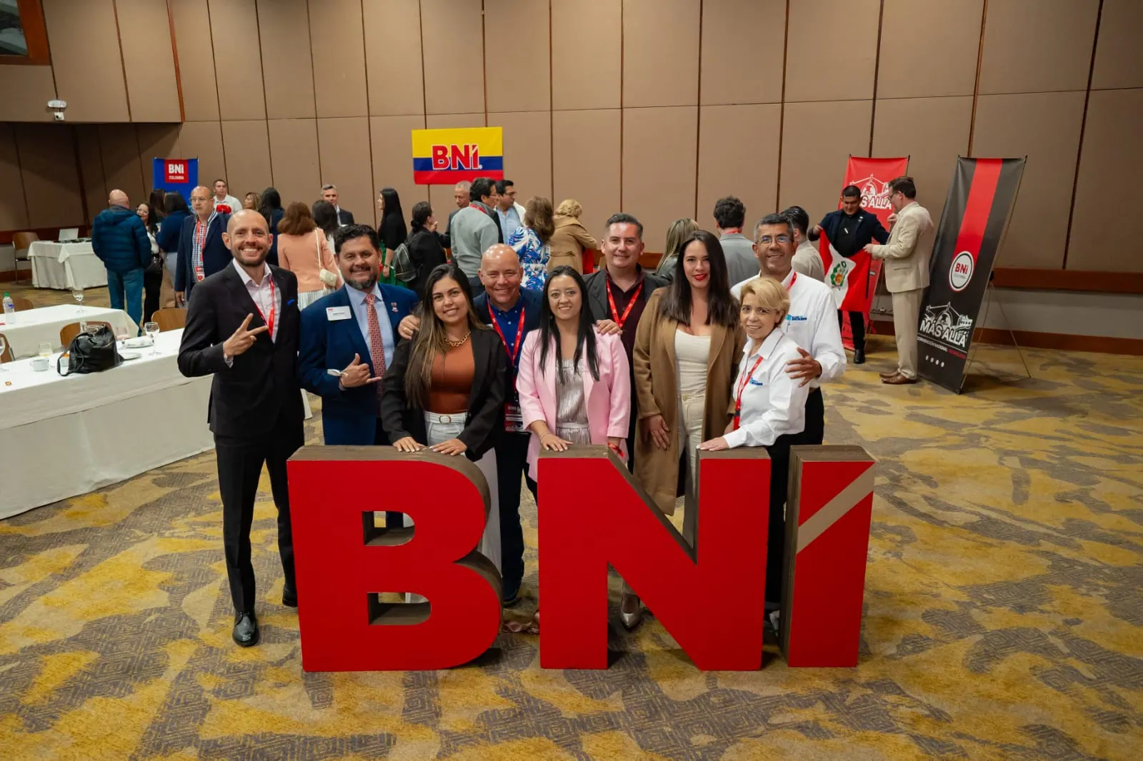 Grupo de empresarios frente a las letras de BNI