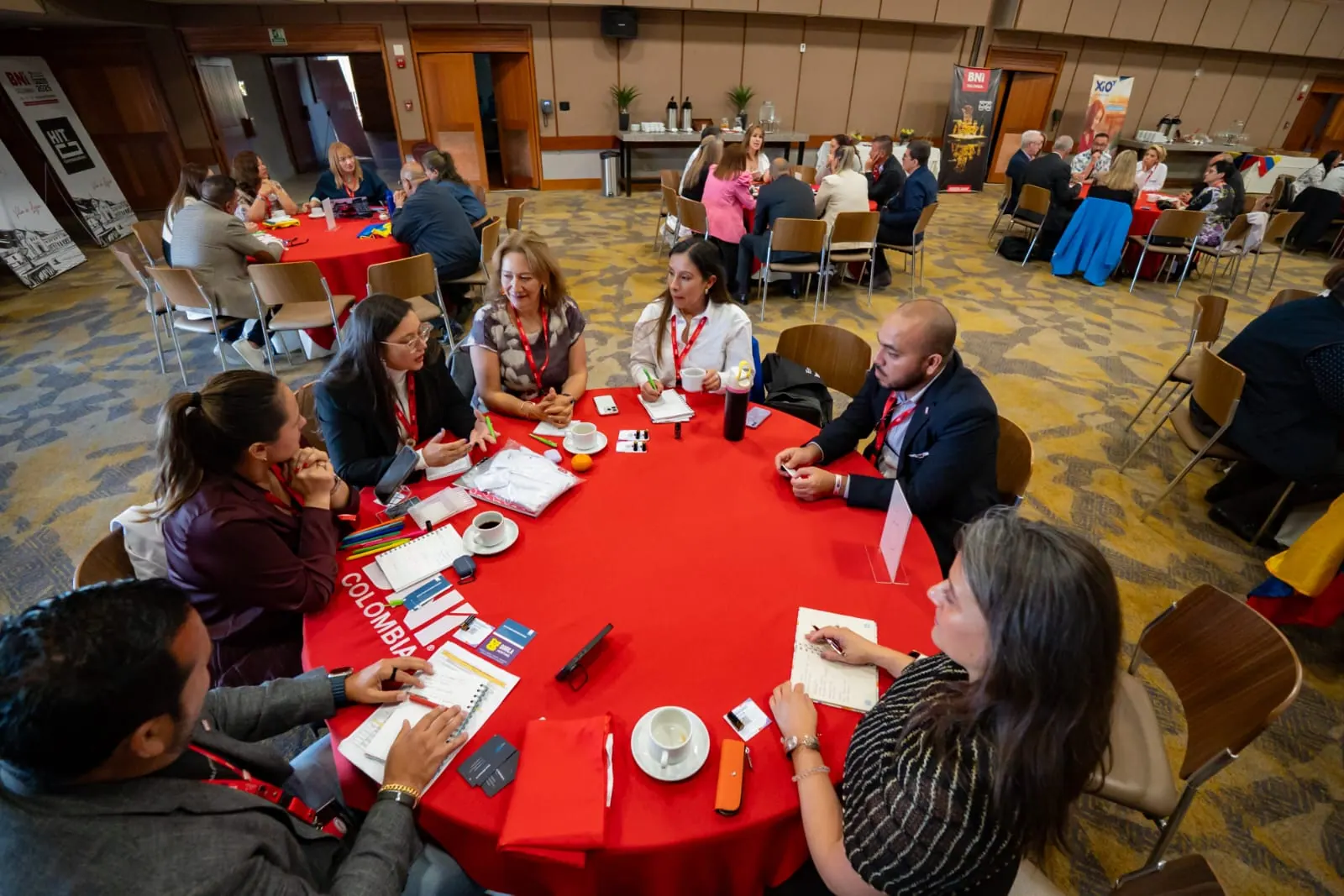 Mesa de trabajo y conversación empresarial durante la Convención